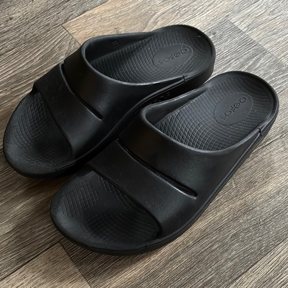 OOFOS W6/M4 Black Recovery Slide